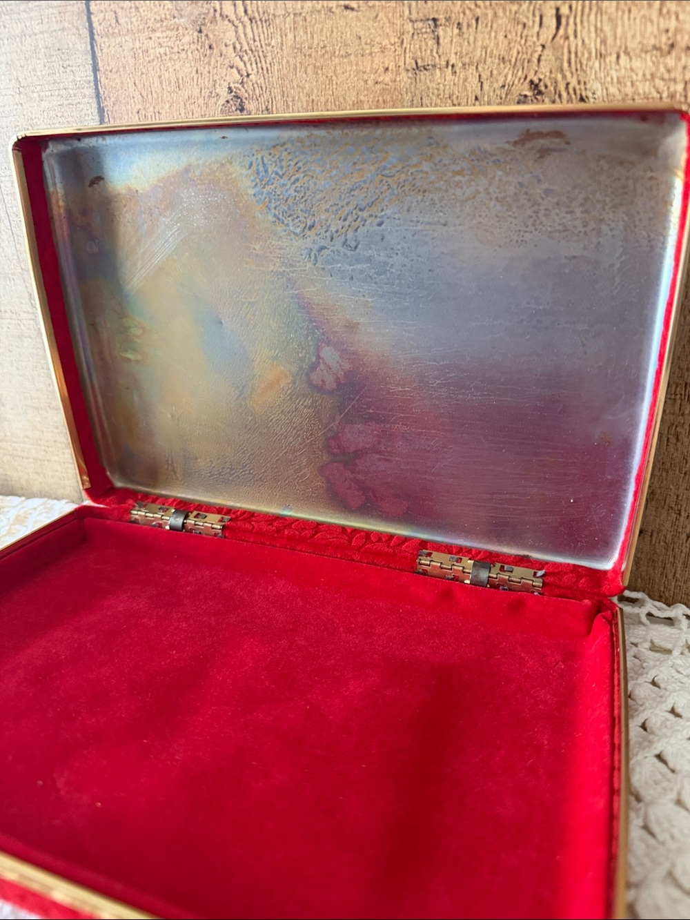 VTG red velvet jewelry box/travel case with gold-tone trim with clip on earrings - Picture 5 of 14